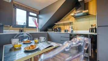 Wasserkocher mit Kaffee-/Teezubehör, Kühlschrank, Mikrowelle, Ofen