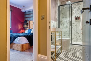 2 habitaciones, tabla de planchar con plancha, internet y ropa de cama 