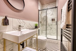 Shower, hair dryer, towels