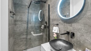 Shower, hair dryer, towels - Luxurious Villa Gabi with an infinity pool and sauna (Mihotici)