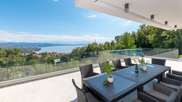 تناول الطعام بالخارج