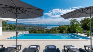 Pool - Luxurious Villa Gabi with an infinity pool and sauna (Mihotici)