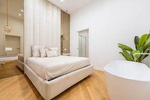 Luxury Apartment, City View | 3 bedrooms, iron/ironing board, free WiFi - Aristocrat Chiaia Bridge (Naples)