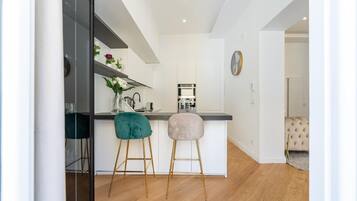 Apartamento superluxo, vista para a cidade | Cozinha privada | Geladeira, fogão, cooktop, talheres/pratos/utensílios de cozinha