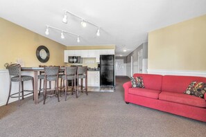 Interior - Three Bedroom 2 Bathroom Hotel Suite (Kelleys Island)