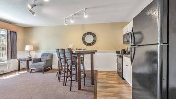 Geladeira, micro-ondas, fogão, cooktop