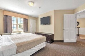 3 bedrooms, desk, free WiFi, bed sheets - Three Bedroom 2 Bathroom Hotel Suite (Kelleys Island)