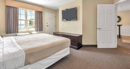 Three Bedroom 2 Bathroom Hotel Suite