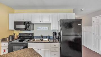 KylskÄp, mikrovÄgsugn, ugn och spishÀll