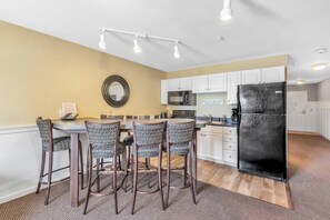Fridge, microwave, oven, stovetop - Three Bedroom 2 Bathroom Hotel Suite (Kelleys Island)
