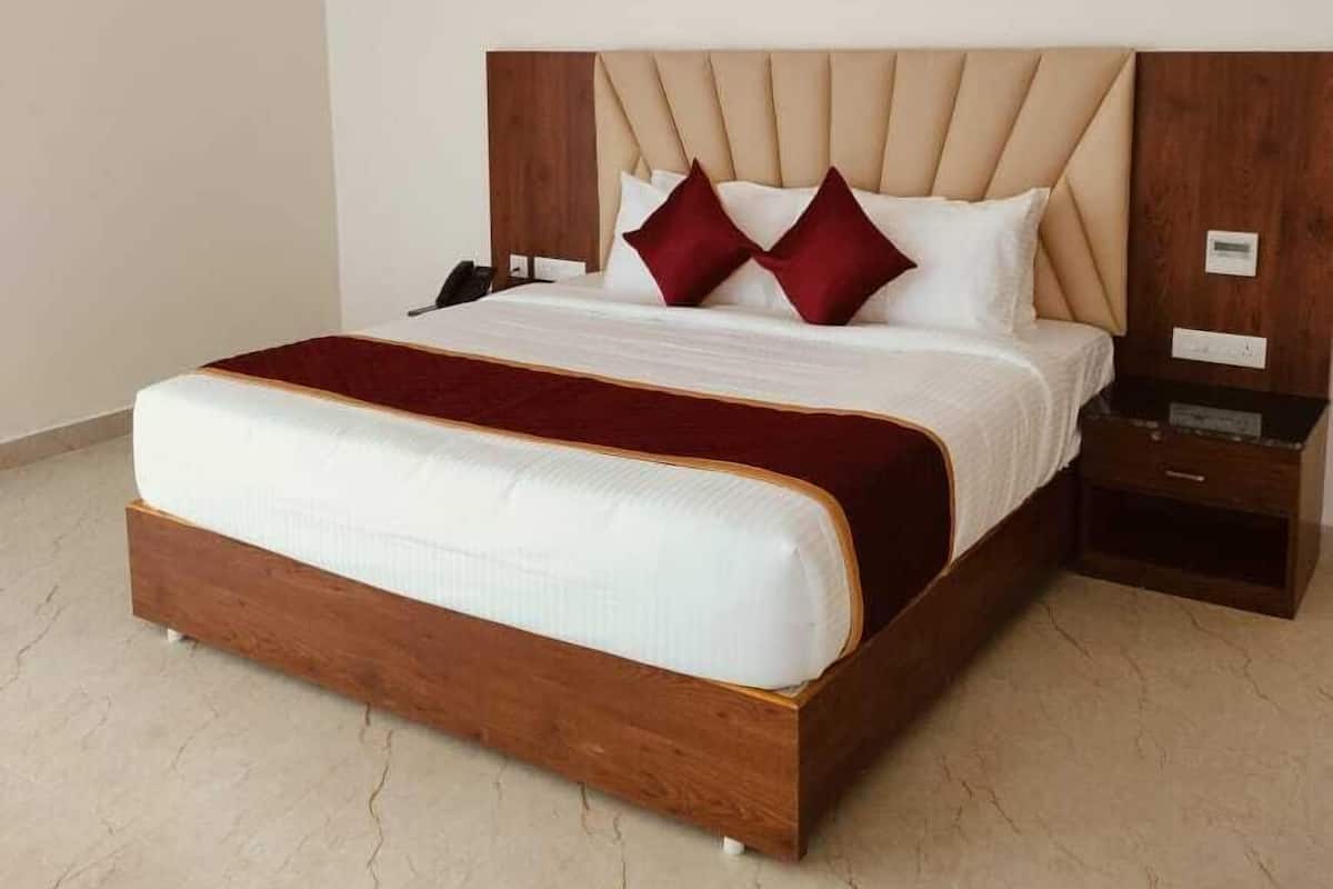Deluxe tweepersoonskamer, uitzicht op stad | Luxe beddengoed, een bureau, gratis wifi, beddengoed