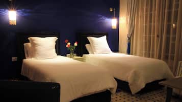 Quarto casal básico | Cofres nos quartos, escrivaninha, Wi-Fi de cortesia