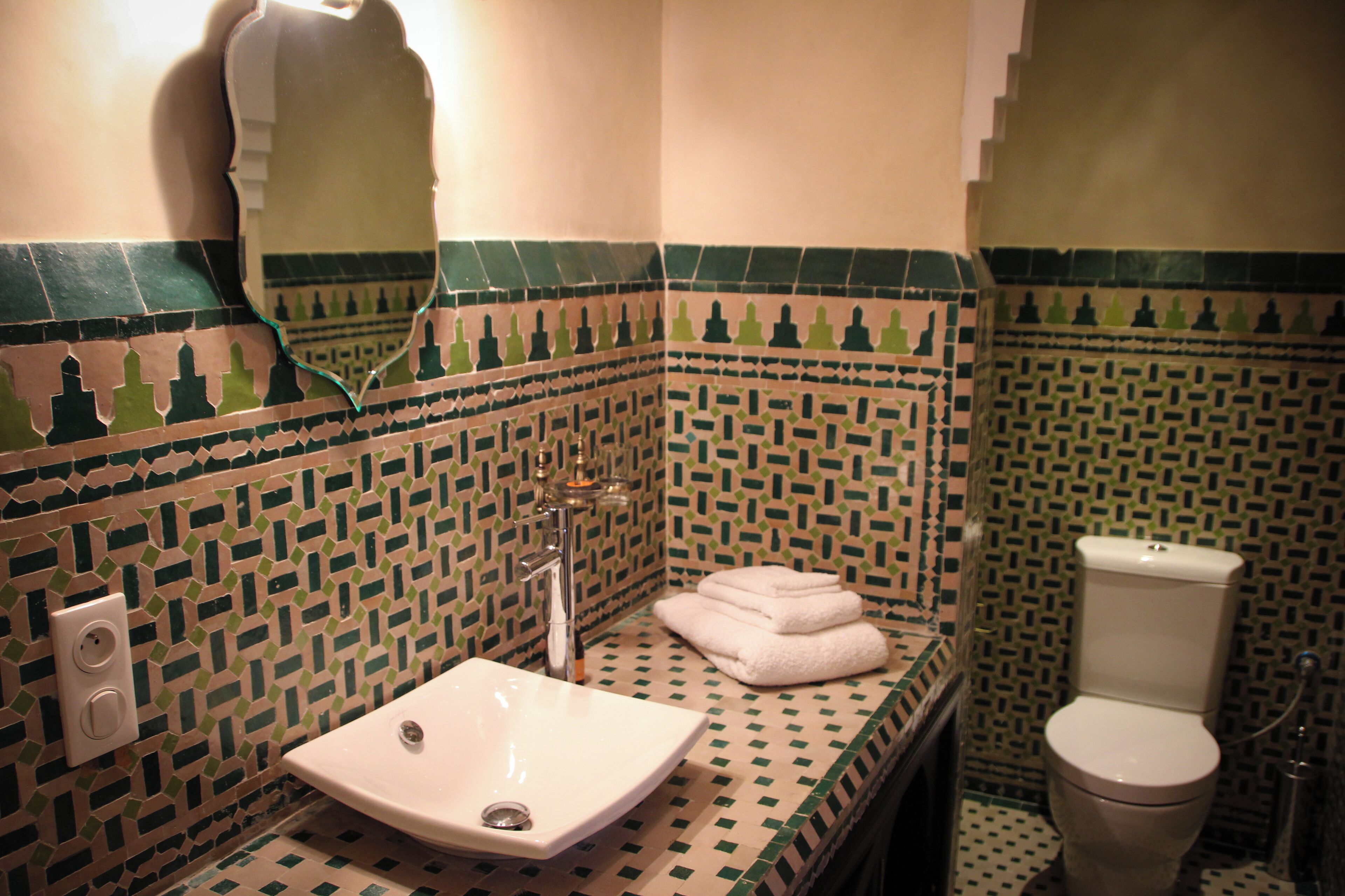 Toallas, jabón, shampoo, papel higiénico