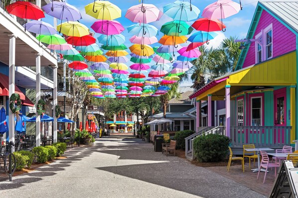 Outdoor dining - 4BR Beach Bungalo Free Golf Cart~4BD4BA~SanDestin cottage~Pool~Tram (Miramar Beach)