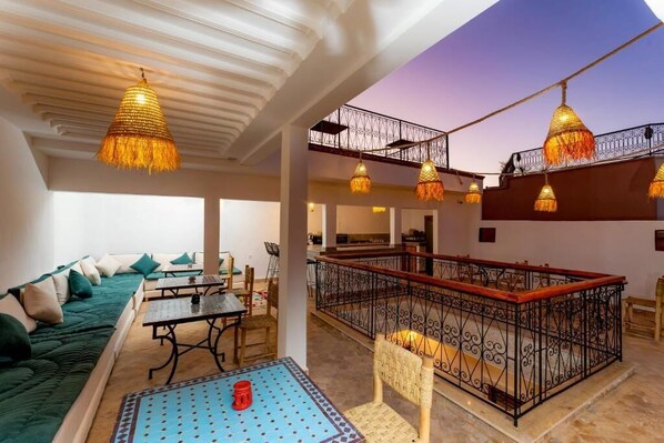 تناول الطعام بالخارج