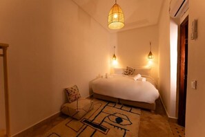 خزنة داخل الغرفة وستائر تعتيم وواي فاي مجانًا