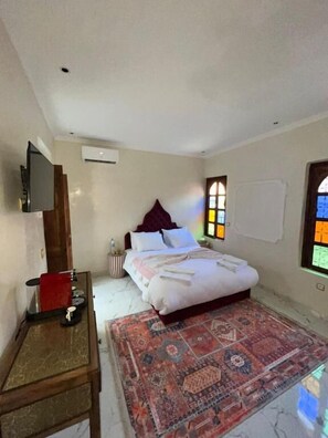 خزنة داخل الغرفة وستائر تعتيم �وواي فاي مجانًا