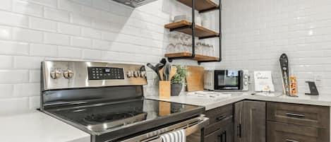 Kylskåp, mikrovågsugn, ugn och spishäll