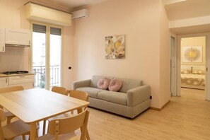 Departamento Deluxe, balcón | Área de sala de estar | Televisión de pantalla plana, Netflix y servicios de streaming 