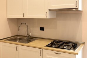 Deluxe Apartment, Balcony | Private kitchen | Full-size fridge, oven, stovetop, espresso maker - La Casa di Niky (Naples)