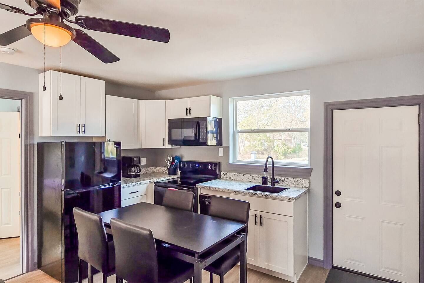 Een koelkast, een magnetron, een oven, een kookplaat