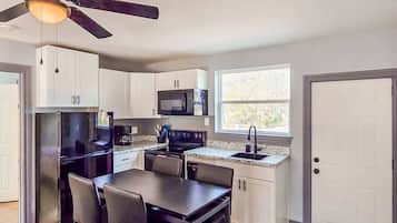 Een koelkast, een magnetron, een oven, een kookplaat