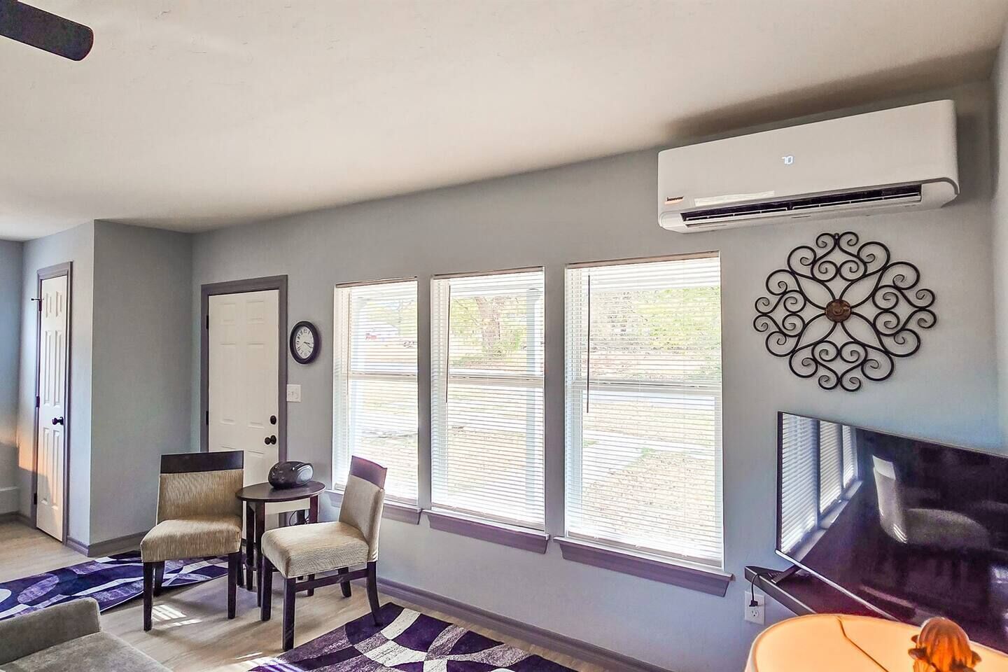 Smart TV, libros y estéreo 