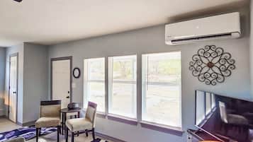 Smart TV, libros y estéreo