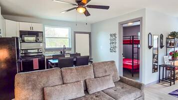 Smart TV, libri, impianto stereo