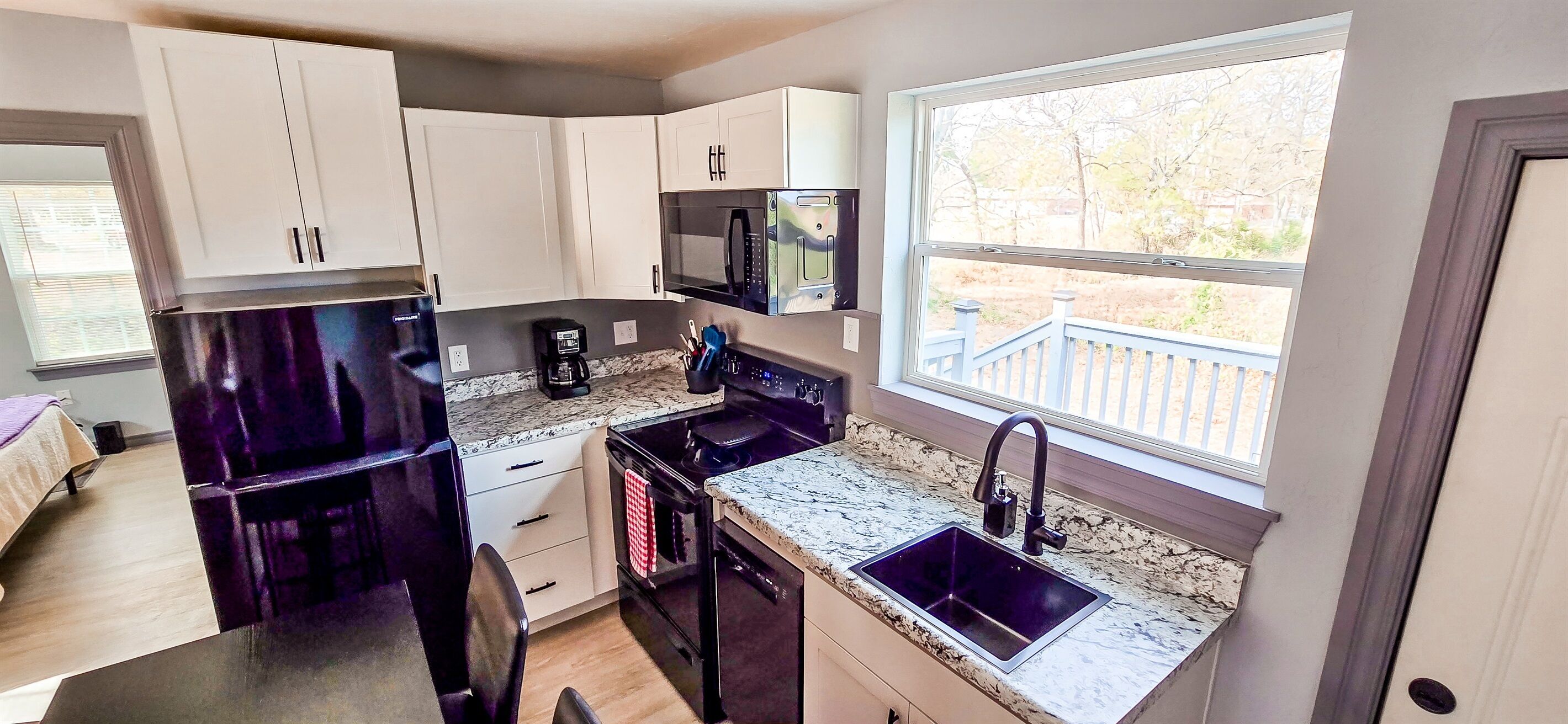 冷蔵庫、電子レンジ、オーブン、コンロ