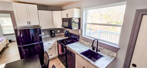 雪櫃、微波爐、焗爐、爐具