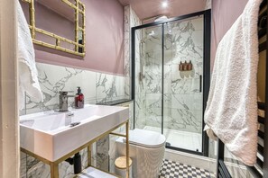 Sèche-cheveux, serviettes fournies