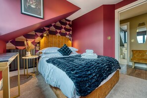1 bedroom, iron/ironing board, Internet, bed sheets - Gray's Getaway at Casa Del Artista - Whitby (North Yorkshire)
