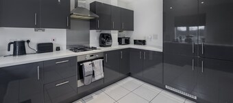 * 4 BED LUXURY HOUSE * GARDEN
+ PARKING + WiFi