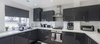 * 4 BED LUXURY HOUSE * GARDEN
+ PARKING + WiFi