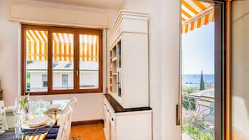 Apartemen, balkon | Makan di kamar