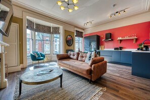 TV - Charlie's Cave at Casa Del Artista - Whitby (Whitby)