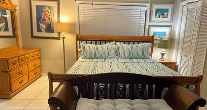 Serenity Studio is in Nassau, Bahamas, and has AC and Wi-Fi.