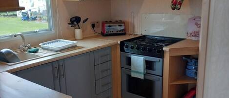 Alpehytte | Privat køkken | Køleskab, mikrobølgeovn, ovn, kogeplade