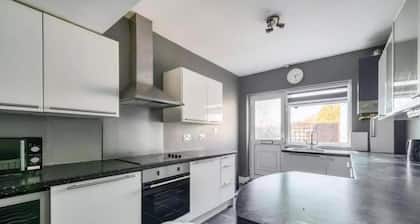 2br-sleeps6-parking-garden-nearlondon