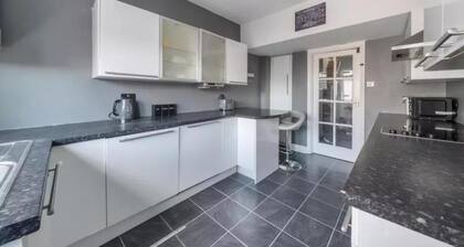 2br-sleeps6-parking-garden-nearlondon