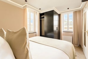 3 habitaciones, escritorio y tabla de planchar con plancha 