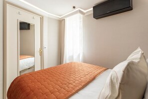 1 bedroom, desk, iron/ironing board, travel cot - Merveil - Luxury Suite - Louvre - Bourse I (Paris)