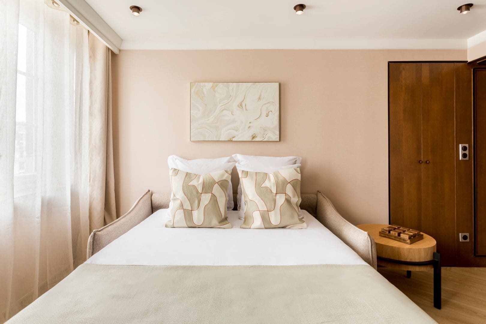 1 habitación, escritorio, tabla de planchar con plancha y cuna de viaje 