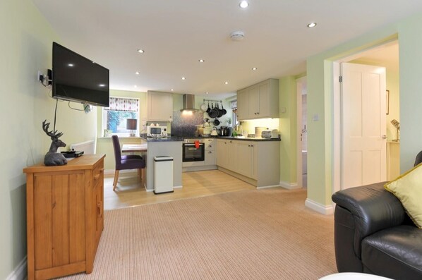 Fridge, microwave, oven, stovetop - Beautiful Central Whitby Cottage (Whitby)