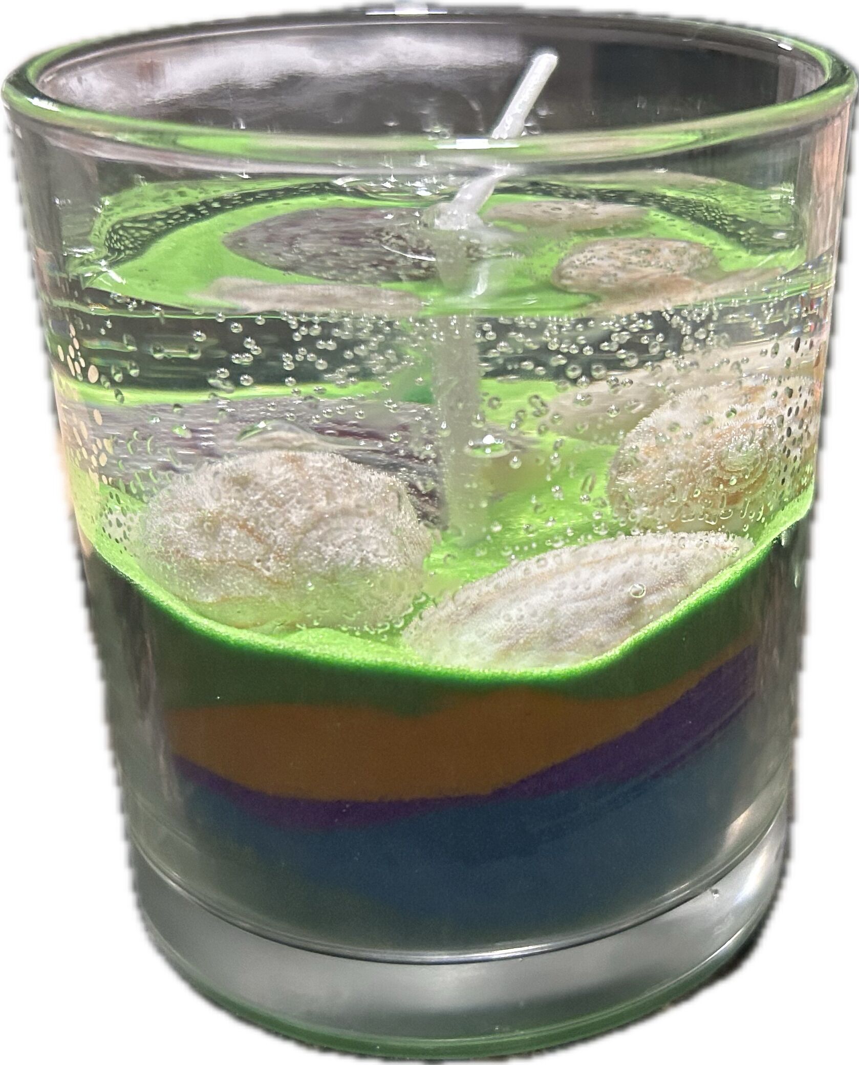 Um copo com canudo, contendo uma bebida em camadas com cubos de gelo visíveis.