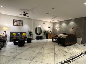 Living area - Divine Inn Hotel Rajouri Gardan (New Delhi)