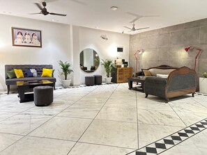 Living area - Divine Inn Hotel Rajouri Gardan (New Delhi)