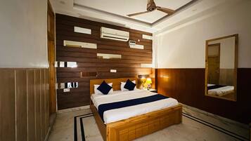 Desk, laptop workspace, free WiFi, bed sheets