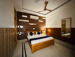 デスク、ノートパソコン用作業スペース、WiFi (無料)、ベッドシーツ